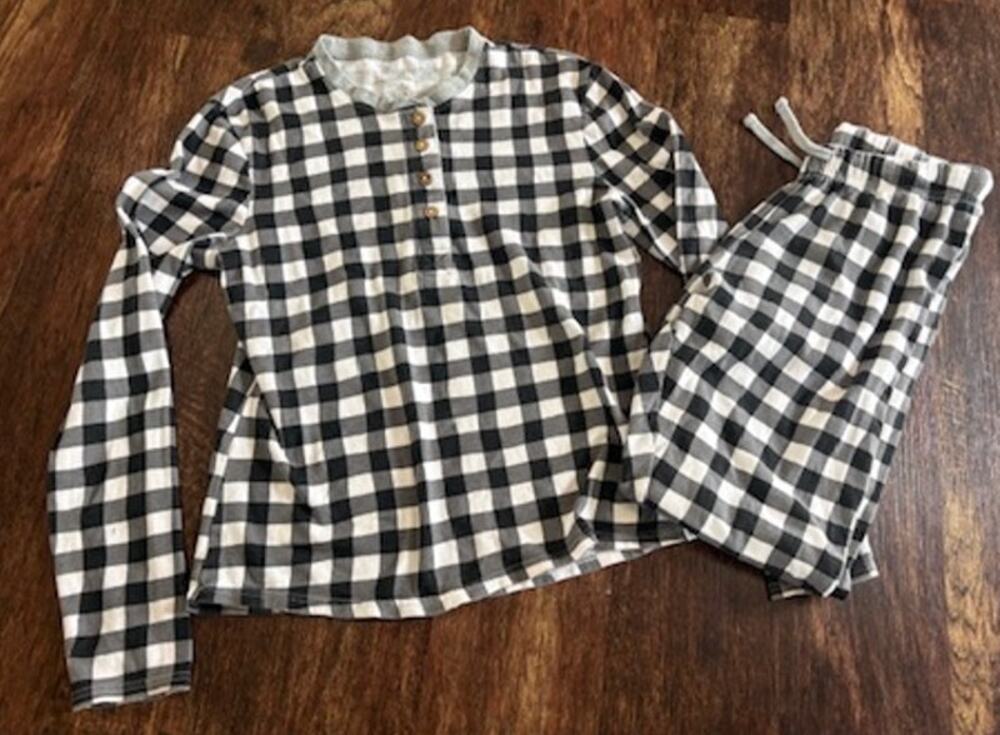 The Honest Company Buffalo Check Flannel Christmas Pajama Set Women's Small